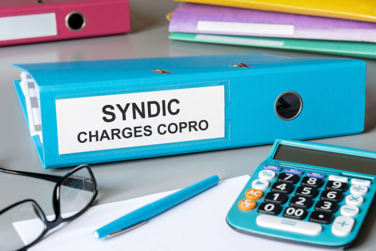 Syndic. Charges de copropriété. Classeur de rangement de papiers.